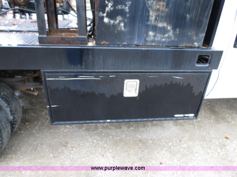 image for item B4534 2002 Ford F550 Super Duty flatbed lube truck