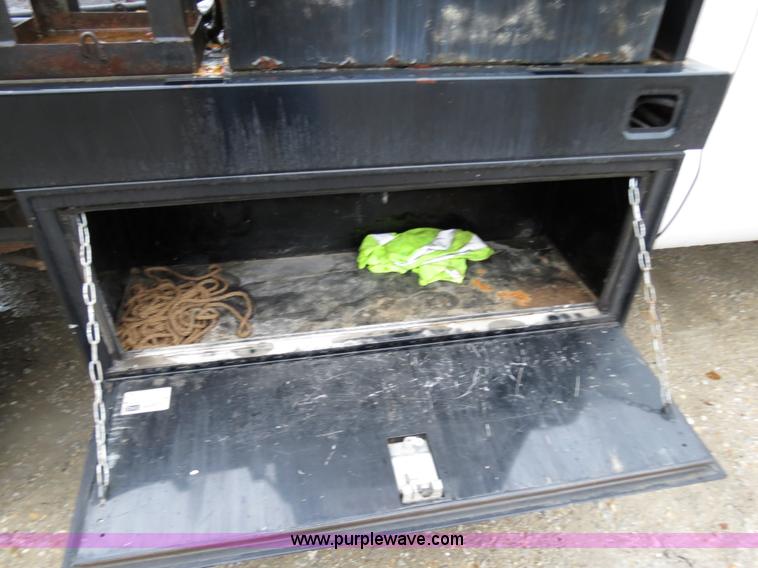 image for item B4534 2002 Ford F550 Super Duty flatbed lube truck