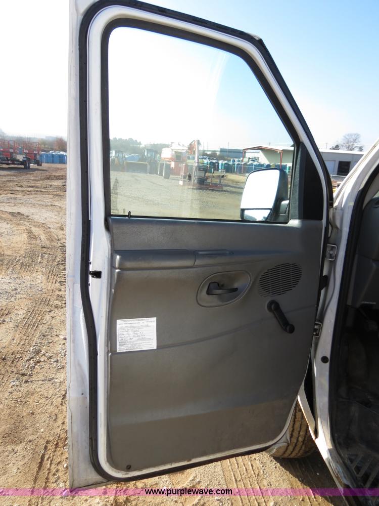 image for item B4535 2006 Ford Econoline E350 Super Duty cargo van