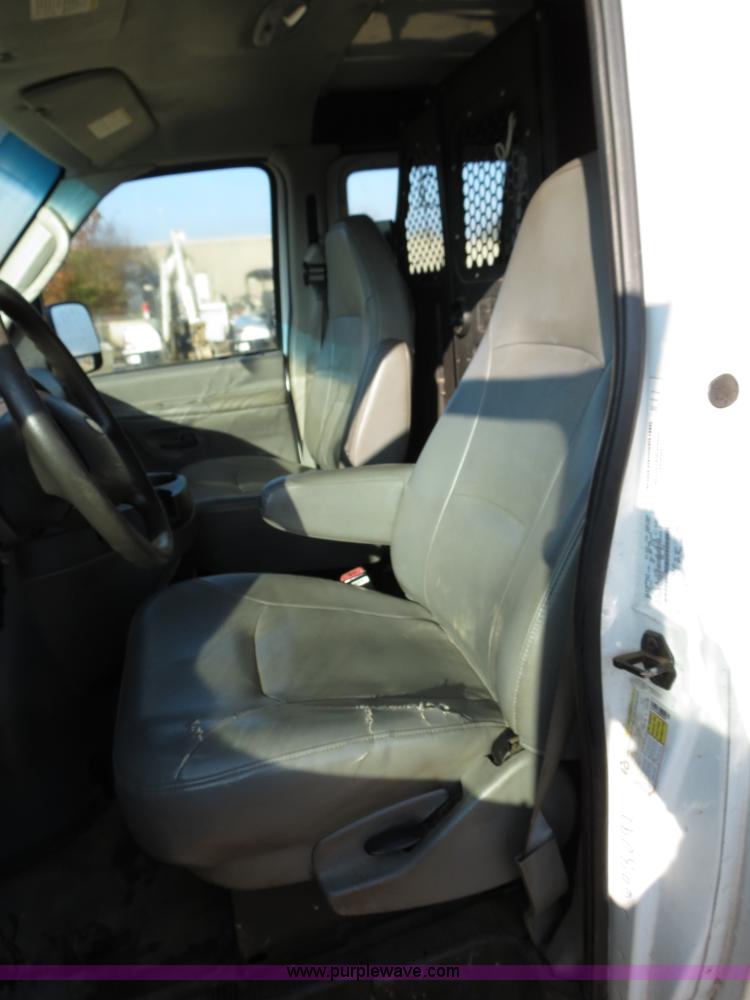 image for item B4535 2006 Ford Econoline E350 Super Duty cargo van