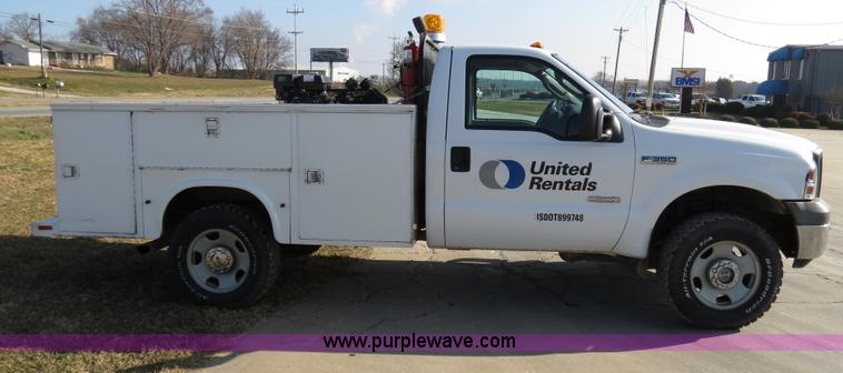 image for item B4536 2005 Ford F350 service truck