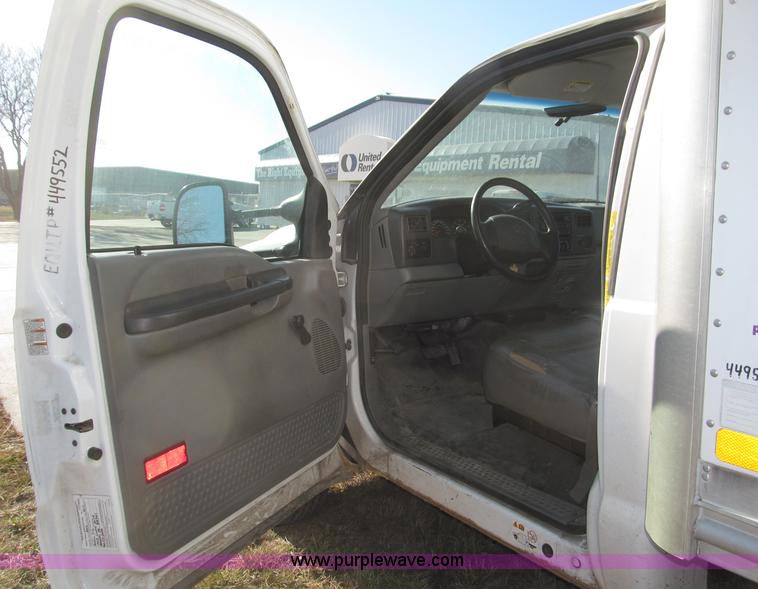 image for item B5284 2002 Ford F550 XL Super Duty box truck