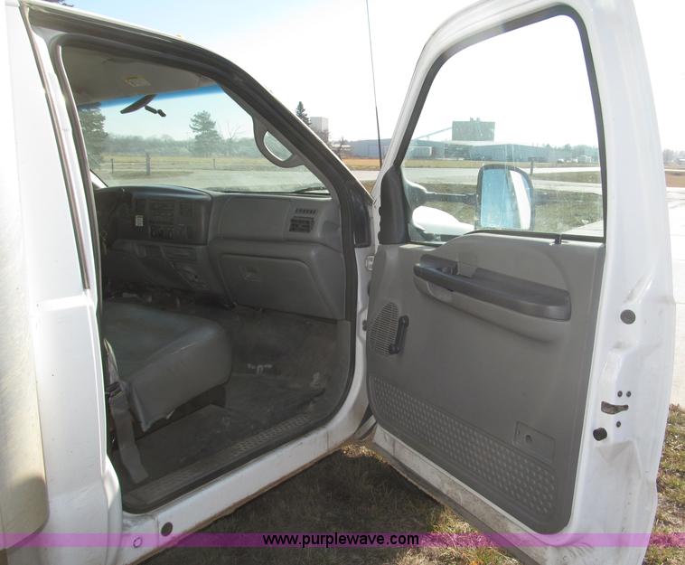 image for item B5284 2002 Ford F550 XL Super Duty box truck
