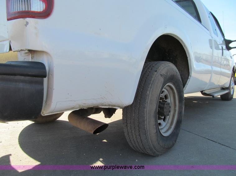 image for item D7012 2003 Ford F250 Super Duty XL SuperCab pickup truck