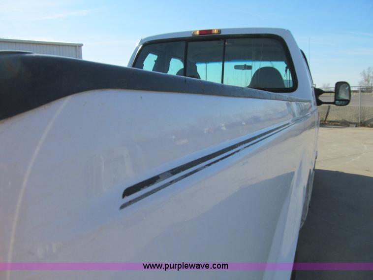 image for item D7012 2003 Ford F250 Super Duty XL SuperCab pickup truck