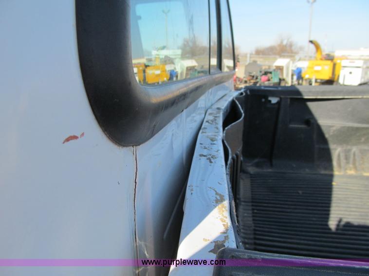 image for item D7012 2003 Ford F250 Super Duty XL SuperCab pickup truck