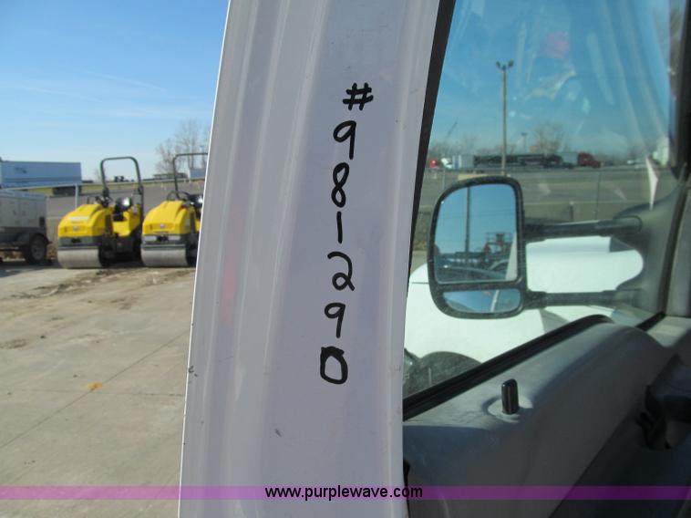 image for item D7012 2003 Ford F250 Super Duty XL SuperCab pickup truck