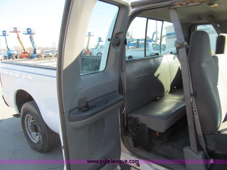 image for item D7012 2003 Ford F250 Super Duty XL SuperCab pickup truck