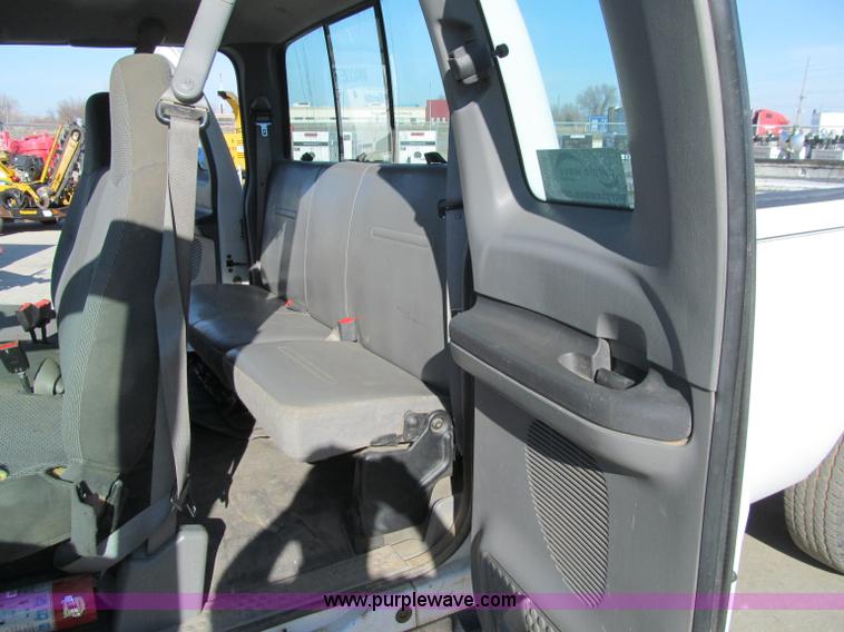 image for item D7012 2003 Ford F250 Super Duty XL SuperCab pickup truck