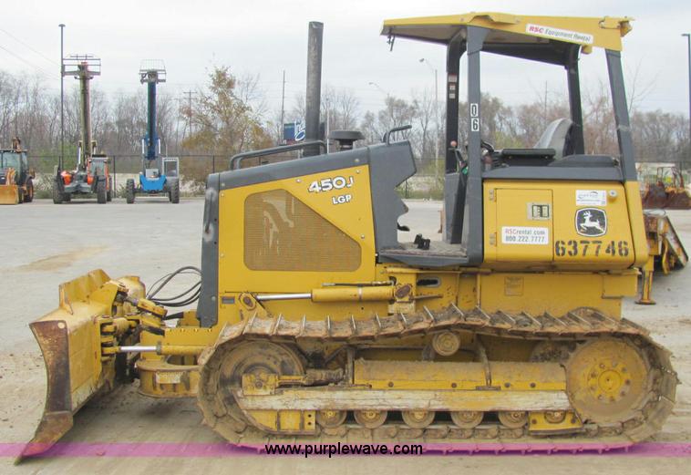 image for item E2525 2006 John Deere 450J LGP dozer