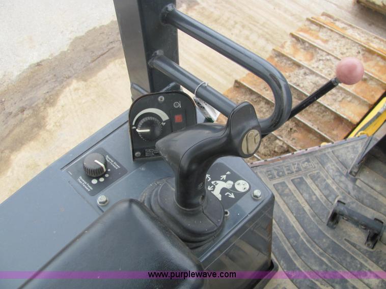 image for item E2525 2006 John Deere 450J LGP dozer