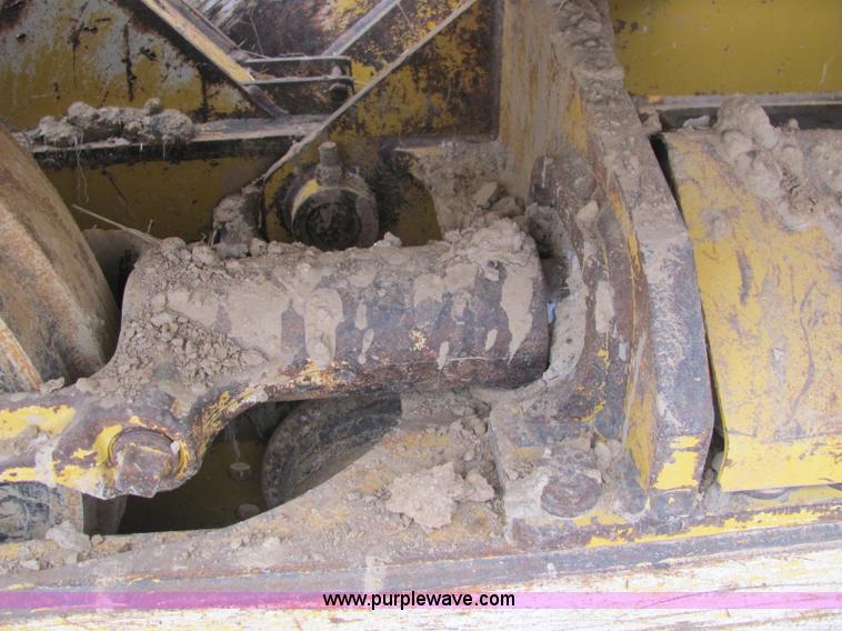 image for item E2525 2006 John Deere 450J LGP dozer