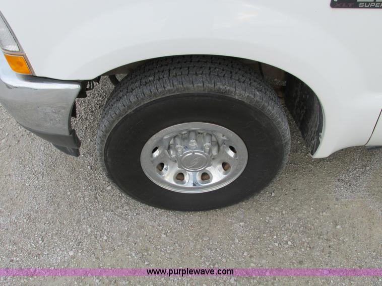 image for item F4003 2004 Ford F250 XLT Super Duty SuperCab pickup truck