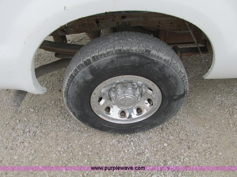 image for item F4003 2004 Ford F250 XLT Super Duty SuperCab pickup truck