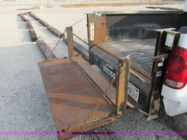 image for item F4003 2004 Ford F250 XLT Super Duty SuperCab pickup truck