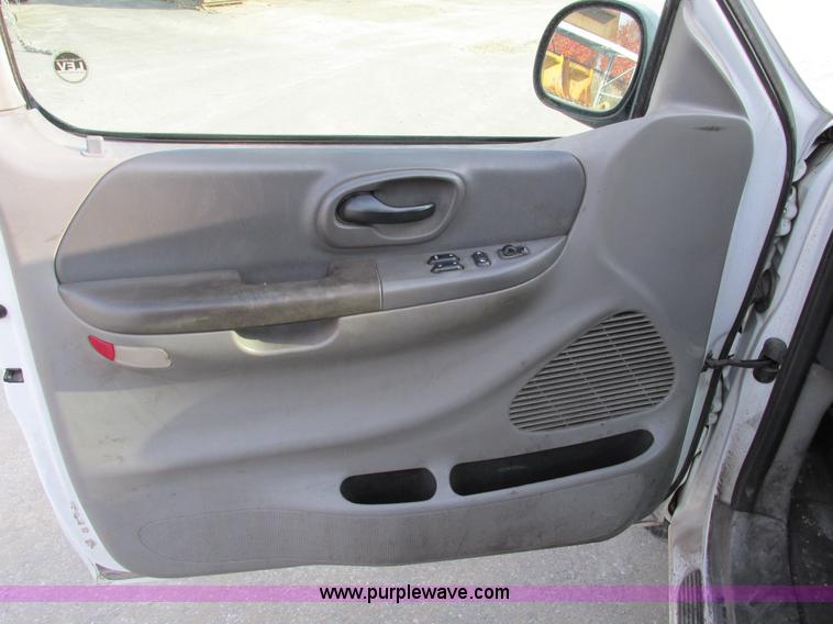 image for item F4041 2002 Ford F150 XLT SuperCab pickup truck