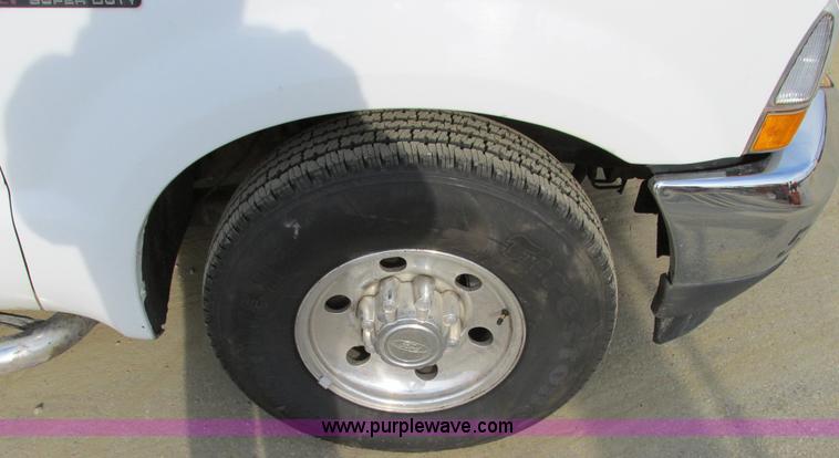 image for item F4042 2004 Ford F250 XLT Super Duty SuperCab pickup truck