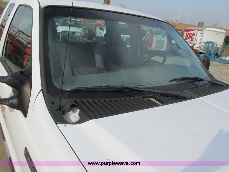 image for item F4042 2004 Ford F250 XLT Super Duty SuperCab pickup truck