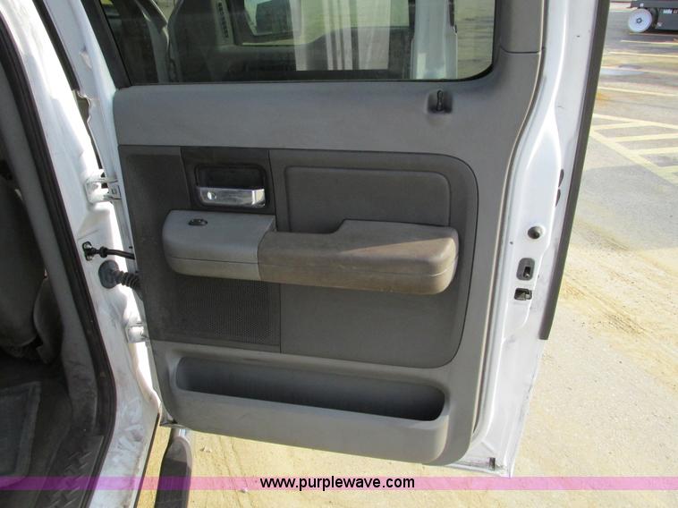 image for item F4043 2005 Ford F150 XLT Super Crew pickup truck