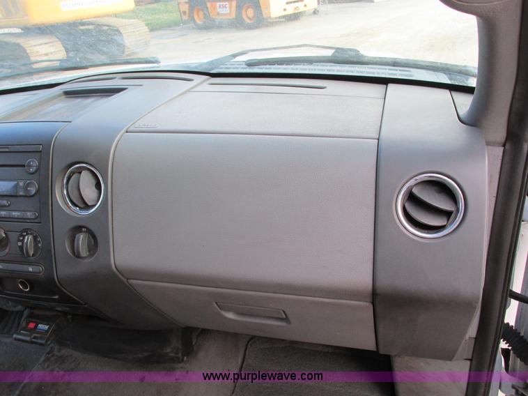 image for item F4043 2005 Ford F150 XLT Super Crew pickup truck