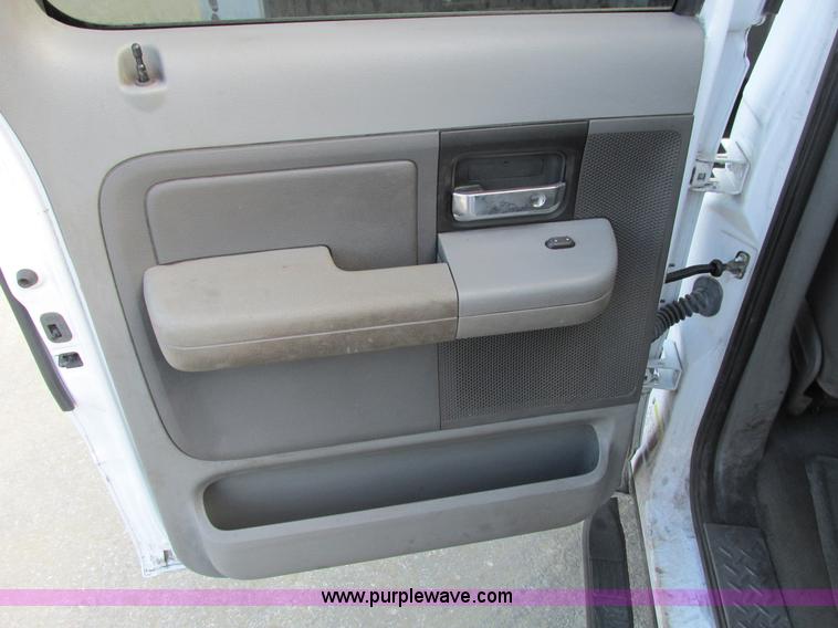 image for item F4043 2005 Ford F150 XLT Super Crew pickup truck