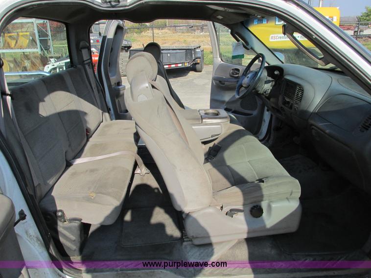 image for item F4044 2002 Ford F150 XLT SuperCab pickup truck