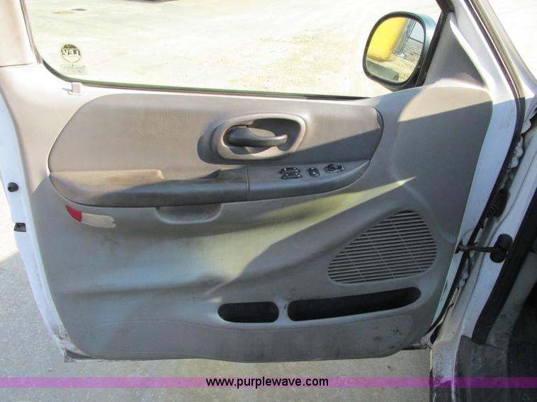 image for item F4044 2002 Ford F150 XLT SuperCab pickup truck