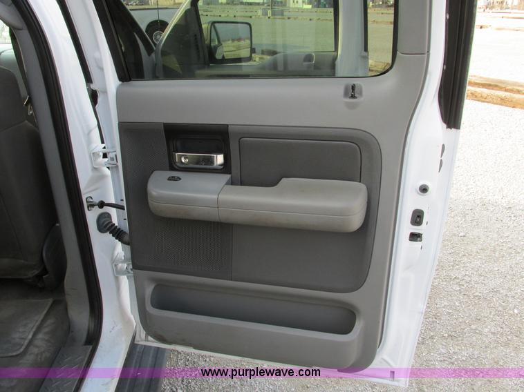 image for item F4047 2004 Ford F150 XLT Super Crew pickup truck