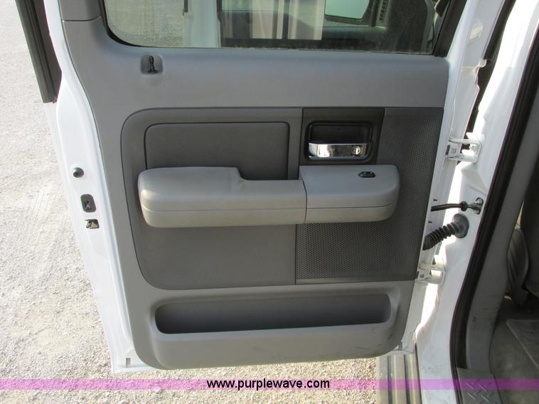 image for item F4047 2004 Ford F150 XLT Super Crew pickup truck