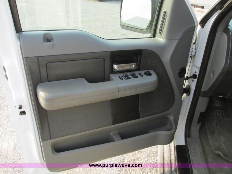 image for item F4047 2004 Ford F150 XLT Super Crew pickup truck