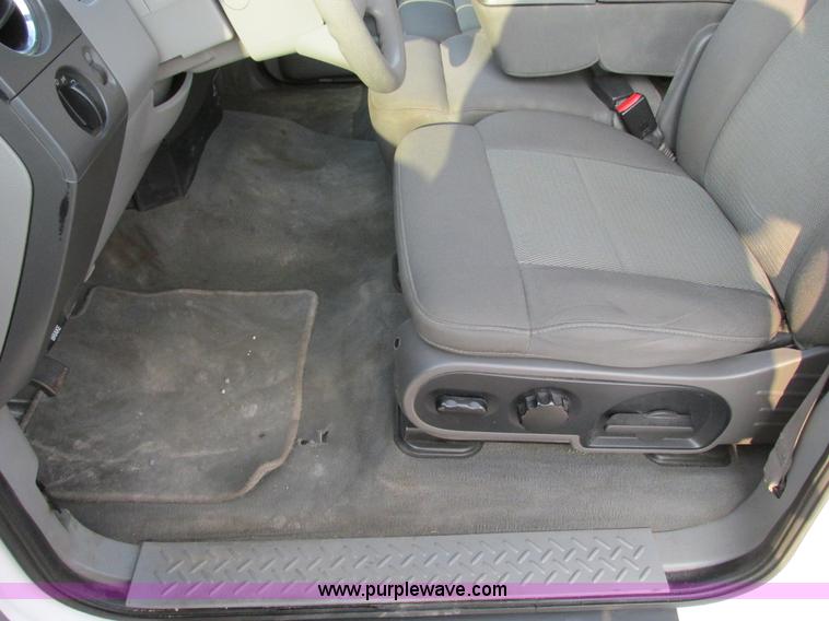 image for item F4047 2004 Ford F150 XLT Super Crew pickup truck