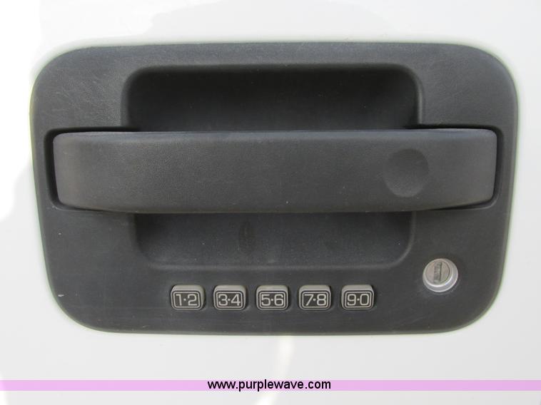 image for item F4047 2004 Ford F150 XLT Super Crew pickup truck