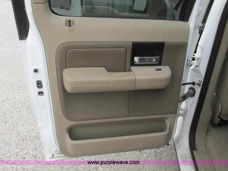 image for item F4052 2004 Ford F150 XLT Super Crew pickup truck