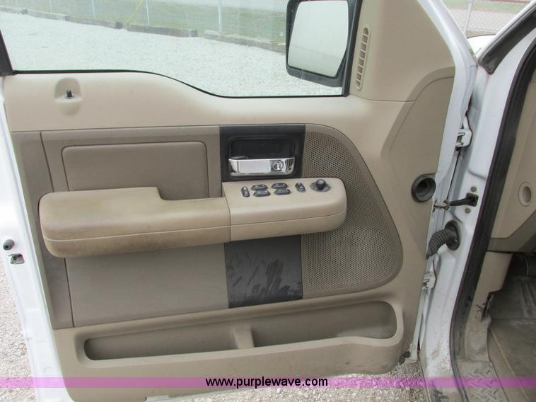 image for item F4052 2004 Ford F150 XLT Super Crew pickup truck