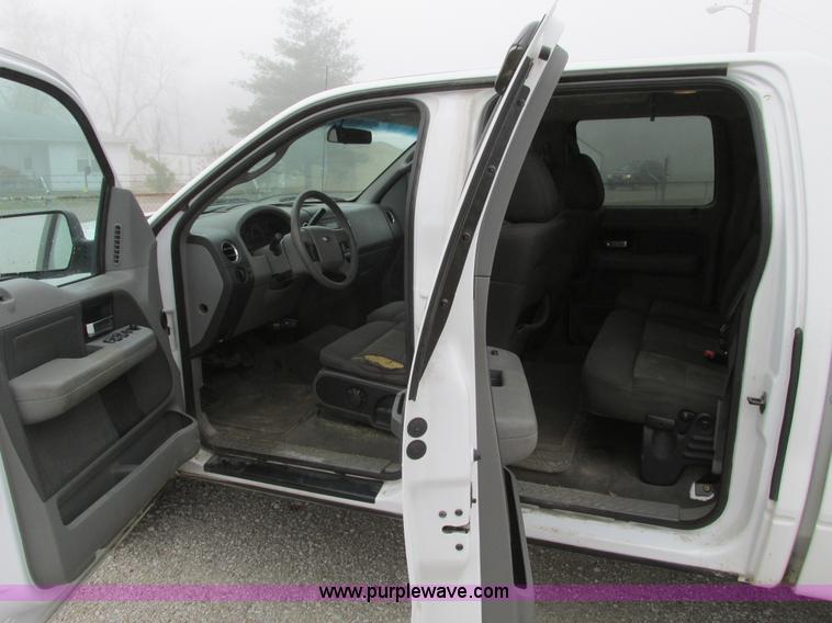 image for item F4053 2004 Ford F250 XLT Super Crew pickup truck
