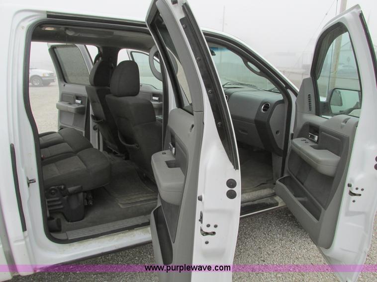 image for item F4053 2004 Ford F250 XLT Super Crew pickup truck