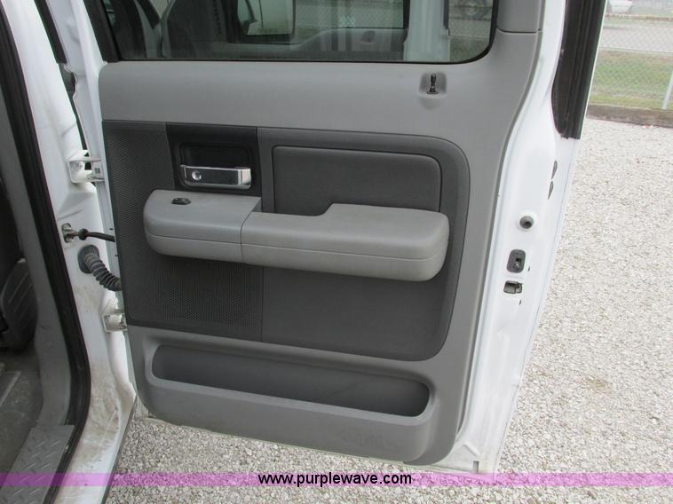 image for item F4053 2004 Ford F250 XLT Super Crew pickup truck