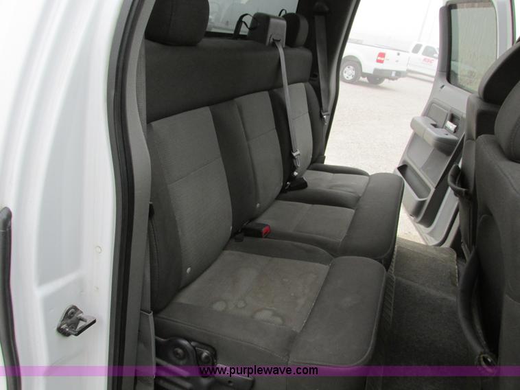 image for item F4053 2004 Ford F250 XLT Super Crew pickup truck