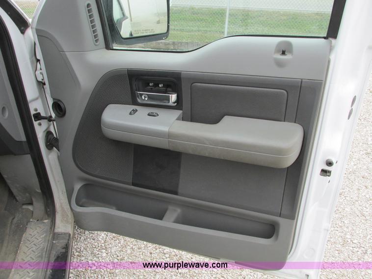 image for item F4053 2004 Ford F250 XLT Super Crew pickup truck