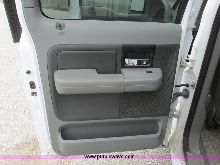 image for item F4053 2004 Ford F250 XLT Super Crew pickup truck