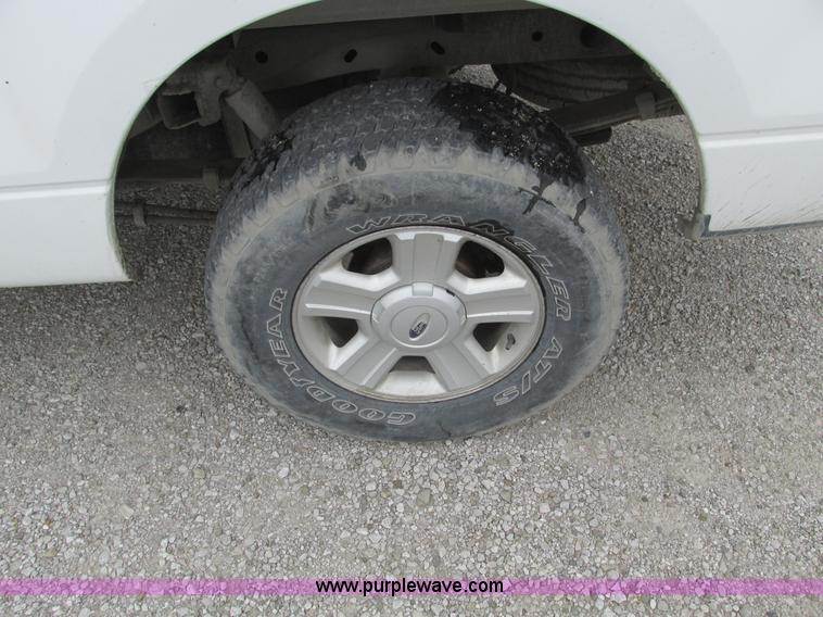 image for item F4053 2004 Ford F250 XLT Super Crew pickup truck