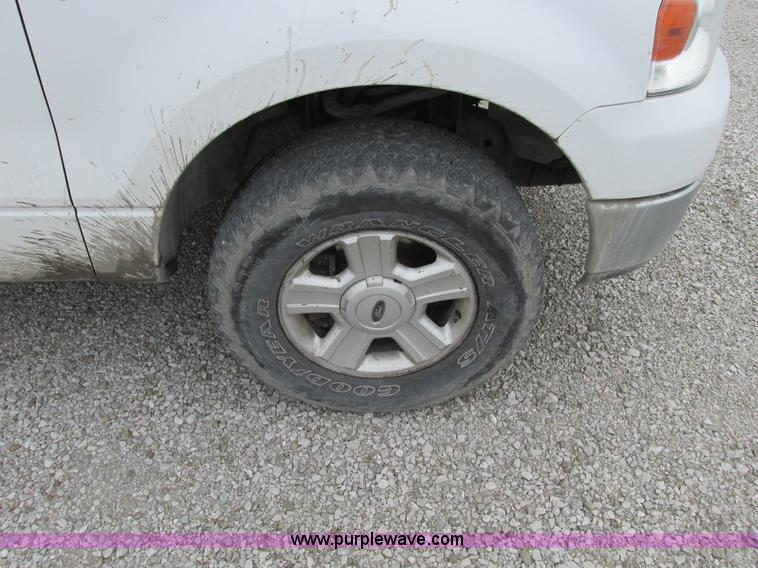 image for item F4053 2004 Ford F250 XLT Super Crew pickup truck