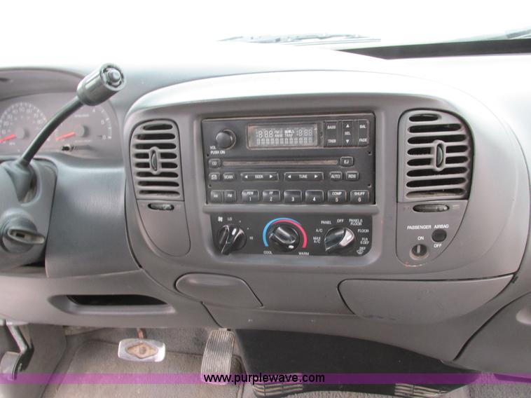 image for item F4054 2002 Ford F150 XLT SuperCab pickup truck