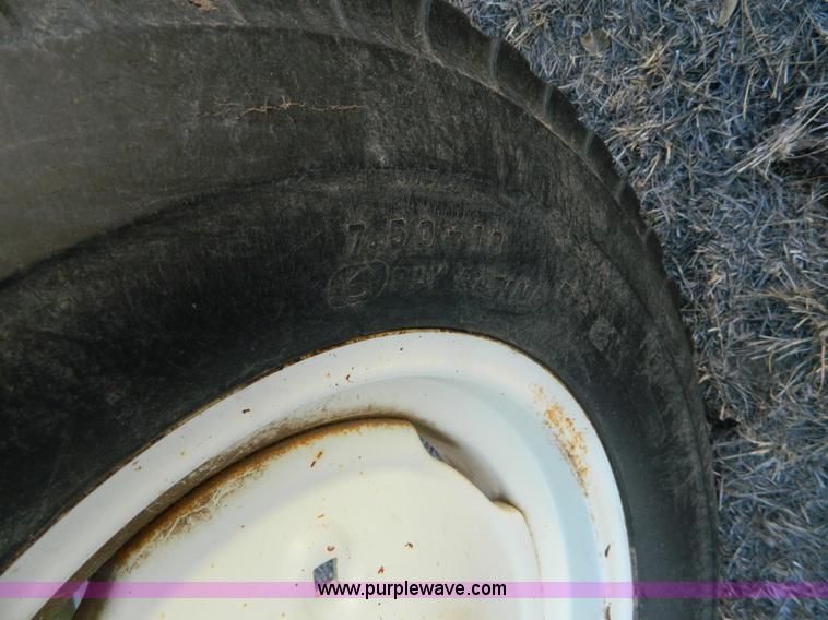 image for item B3983 1962 Oliver 1900 tractor