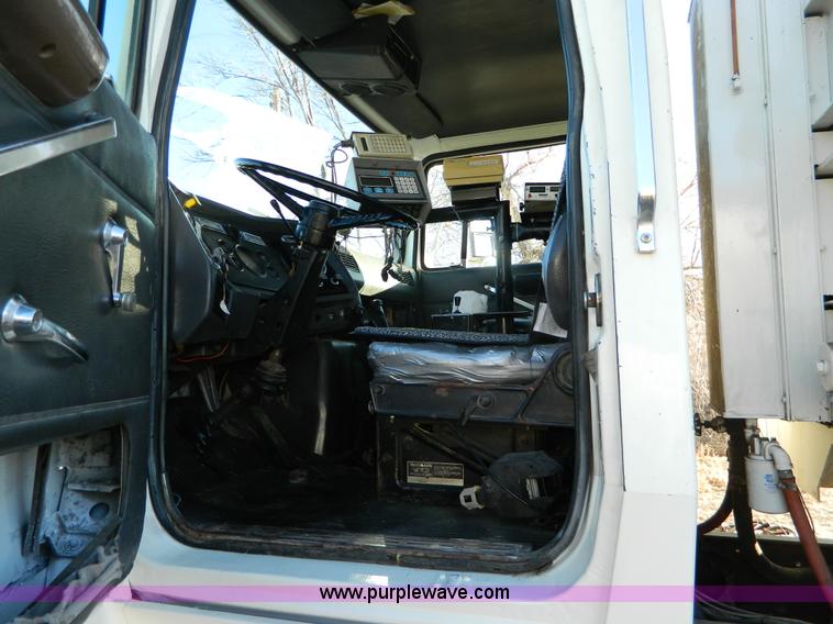 image for item B3998 1988 Ford L8000 feed truck