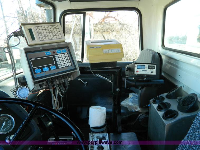 image for item B3998 1988 Ford L8000 feed truck