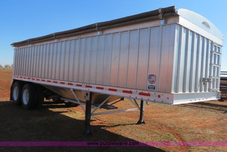 image for item B4531 2013 Farris GH1028 28.5' aluminum double hopper grain trailer
