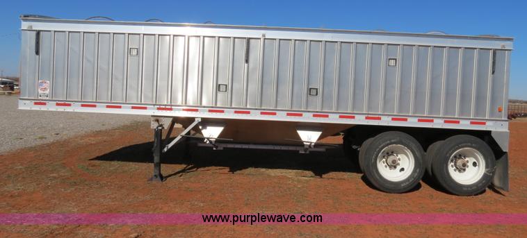 image for item B4531 2013 Farris GH1028 28.5' aluminum double hopper grain trailer
