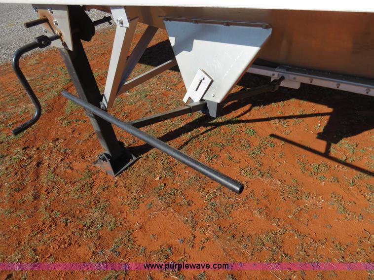 image for item B4531 2013 Farris GH1028 28.5' aluminum double hopper grain trailer