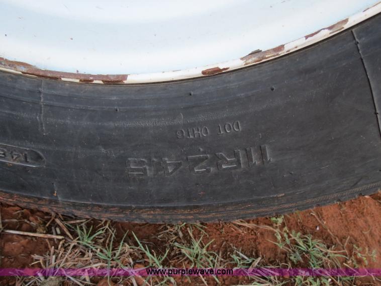 image for item B4531 2013 Farris GH1028 28.5' aluminum double hopper grain trailer